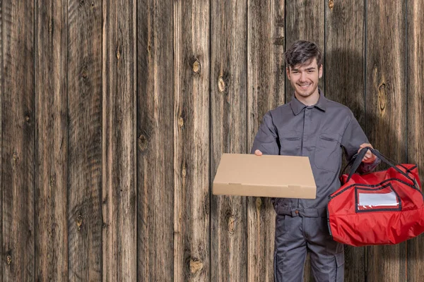 Pengantar Makanan Cepat Saji Dengan Kotak Pizza Tangannya Memberikan Pesanan — Stok Foto