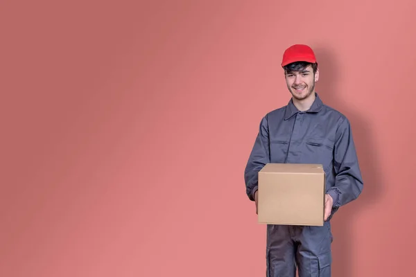 Doručovatel Kartonovou Krabicí Rukou Doručující Objednávku Oblečený Uniformě Úsměvem Červenou — Stock fotografie