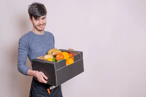 Lieferjunge Mit Fruchtkasten Der Hand Der Die Bestellung Ausliefert Schürze — Stockfoto