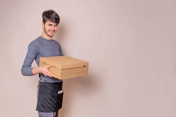 Pengantar Makanan Cepat Saji Dengan Kotak Pizza Tangannya Memberikan Pesanan — Stok Foto