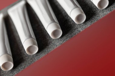 Fotokopi alanı, konsept grafik kaynağı olan koyu arkaplan üzerindeki beyaz tüpler kabı