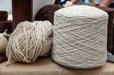 El yapımı yün top ve skein.