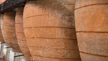 Şarap muhafazası için el yapımı turuncu toprak kapları.