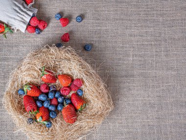 Çilek, ahududu ve bej renkli çuval bezli yaban mersini. Organik yiyecekler