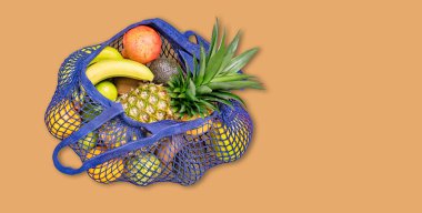 Detoks meyveleriyle dolu alışveriş sepeti, izole edilmiş. Sıfır atık