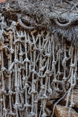 Çok eski el yapımı sepet ve ağ.