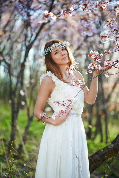 Novia con su pelo en un jardín de primavera — Foto de Stock