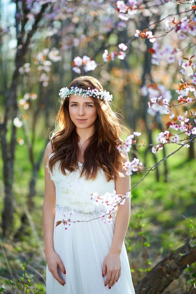 Novia con su pelo en un jardín de primavera — Foto de Stock