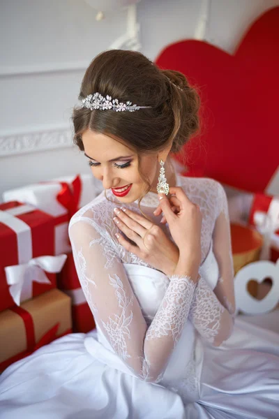 Bonita novia en un interior blanco — Foto de Stock