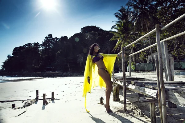 Gelooid vrouw op tropicl strand — Stockfoto