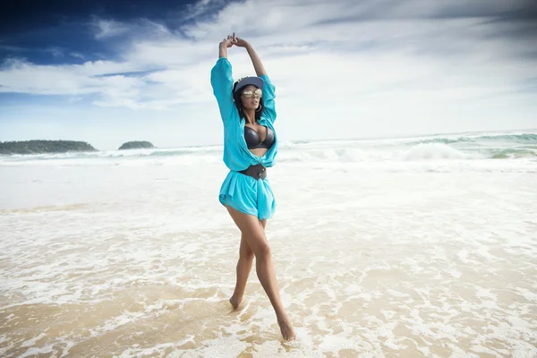 Opalony kobieta na plaży tropicl — Zdjęcie stockowe