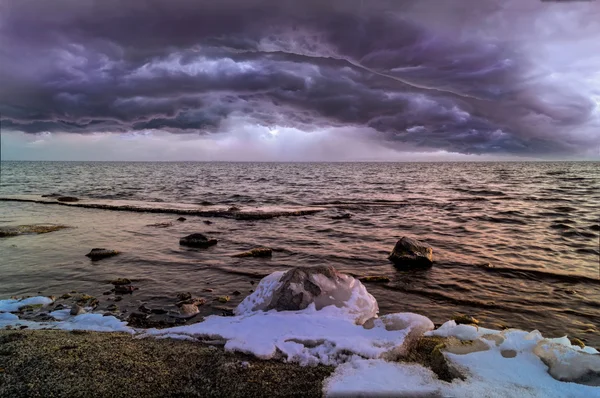 Nuvole di tempesta sul lago — Foto Stock