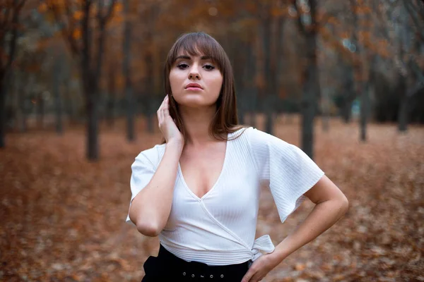 Élégant Jeune Femme Caucasienne Aux Cheveux Foncés Dans Chemisier Blanc Images De Stock Libres De Droits