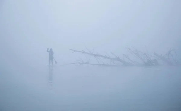 Femelle Méconnaissable Avec Pagaie Sur Planche Soupe Sur Rivière Entourée — Photo