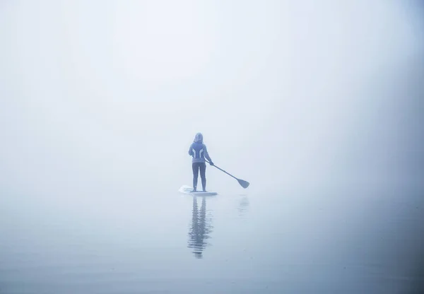 Unerkennbares Weibchen Mit Paddel Auf Dem Sup Board Auf Dem lizenzfreie Stockbilder