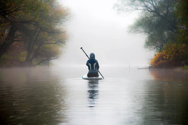Unrecognizable Female Paddle Sitting Sup Board River Fairy Trees Surrounded — Stock Photo, Image