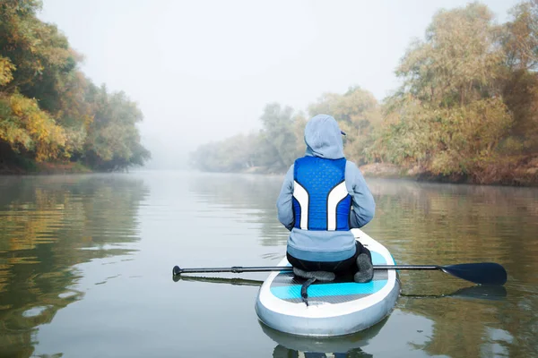 Unrecognizable Female Paddle Sitting Sup Board River Trees Surrounded Dense — Stock Photo, Image