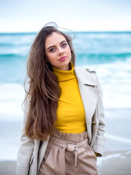 Elegante Morena Hembra Con Ojos Azules Abrigo Playa Ventosa Invierno —  Fotos de Stock