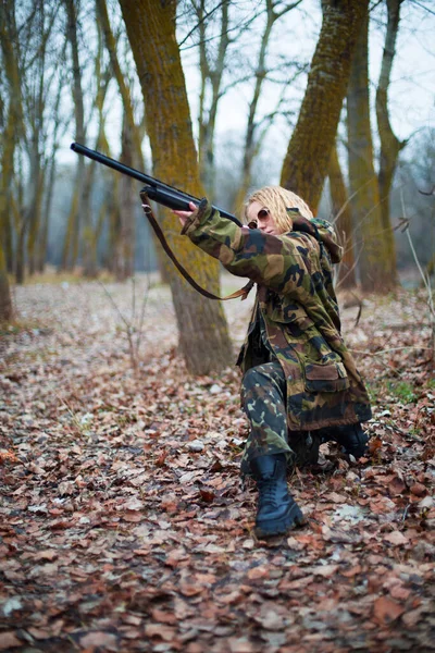 Kaukasische Vrouw Camouflage Pak Zonnebril Richten Een Jachtgeweer Het Herfstbos — Stockfoto