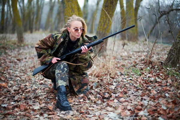 Mulher Caucasiana Terno Camuflagem Óculos Sol Com Espingarda Floresta Outono — Fotografia de Stock