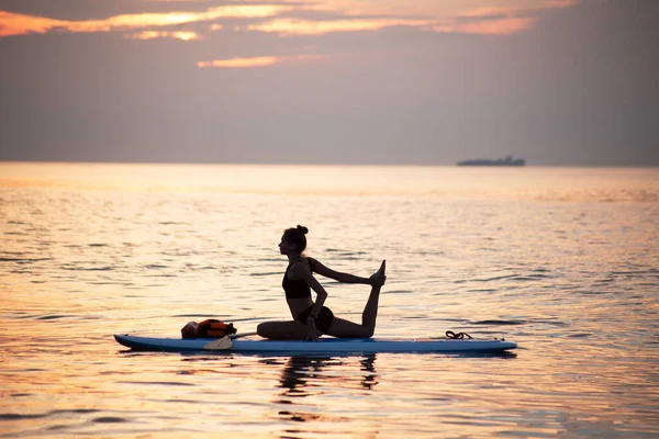 Female Makes Yoga Asana Sup Board Sea Sunrise — Stock Photo, Image