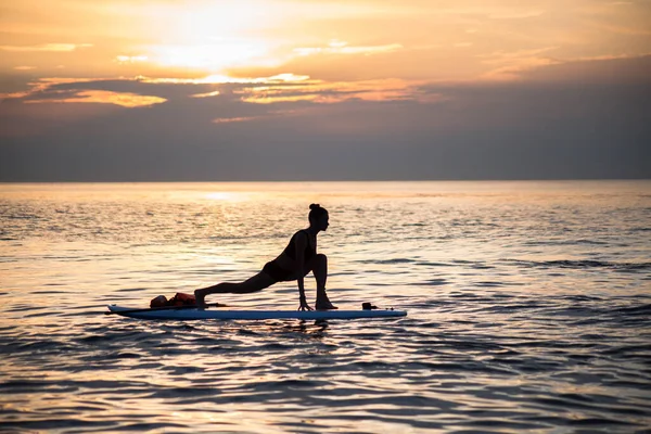 Eine Frau Macht Yoga Asana Auf Dem Sup Board Orangen — Stockfoto