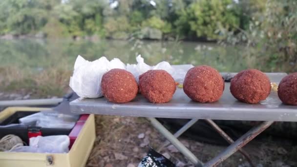 Balık Yemi Kazanları Masada Nehirde Balık Tutmaya Hazır — Stok video