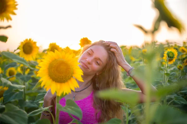 Dünnes Mädchen Magenta Kleid Ist Den Sonnenblumen Weichem Sonnenlicht lizenzfreie Stockbilder