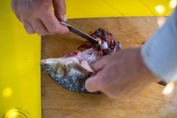 Mensenhanden Reinigen Van Schubben Snijden Met Mes Een Verse Vis — Stockfoto