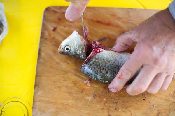 Adamın Elleri Teraziyi Temizliyor Bıçakla Taze Bir Balığı Kesiyor — Stok fotoğraf