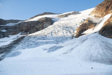 Yüksek dağlarda eriyen alp buzulları