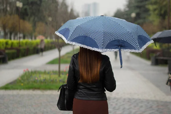 Una Mujer Con Paraguas Bajo Lluvia Clima Lluvioso — Foto de Stock