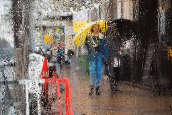 Regenwetter Und Regentropfen Auf Dem Glas Ein Fenster Mit Regentropfen — Stockfoto