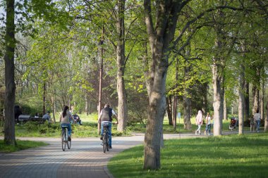 Krasnodar, Rusya - 2 Mayıs 2021. Mutlu insanlar Kosenko Botanik Bahçesinde dinleniyor ve yazın tadını çıkarıyor.