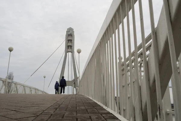 Krasnodar Ρωσία Απριλίου 2021 Δύο Άνθρωποι Στην Πεζή Γέφυρα Των — Φωτογραφία Αρχείου