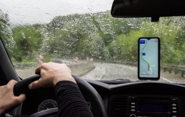 Yağmur Altında Araba Kullanmak. Yağmur damlalı araba ön camı