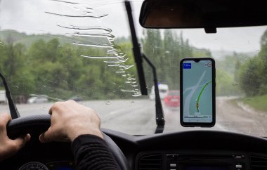 Yağmur Altında Araba Kullanmak. Arabanın içinden silecekler, yağmur mevsimi..