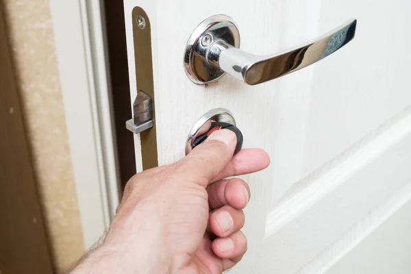 Trabajador Instalando Reparando Nueva Cerradura Pomo Puerta Con Destornillador Cerrajero — Foto de Stock