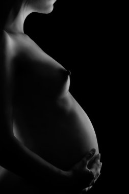Siyah bir zemin üzerine hamile bir kadın silüeti