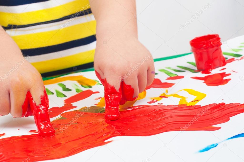 child draws ink on paper