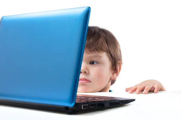Çocuk bilgisayar bakar — Stok fotoğraf