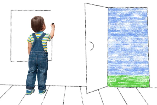 Ребенок рисует воображаемое окно в доме — стоковое фото