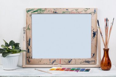 Çerçeve ahşap bir masa üzerinde boyama için