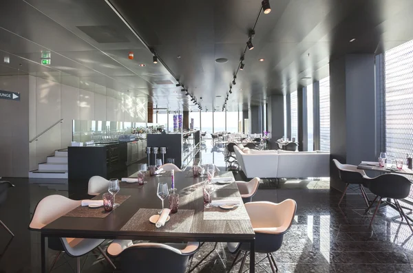 Intérieur du restaurant contemporain Vienne dans le ciel — Photo