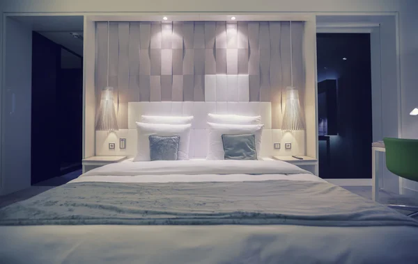 현대 호텔에서 편안 하 게 침대 — 스톡 사진