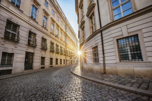 Sol de invierno entre dos edificios en Viena — Foto de Stock