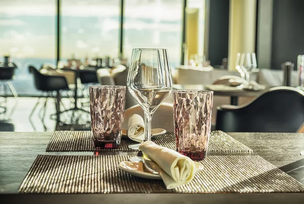 Glasses on empty restaurant table — Stock Photo, Image