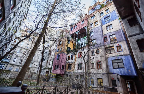 Beroemde kleurrijke Hundertwasser house in Wenen — Stockfoto