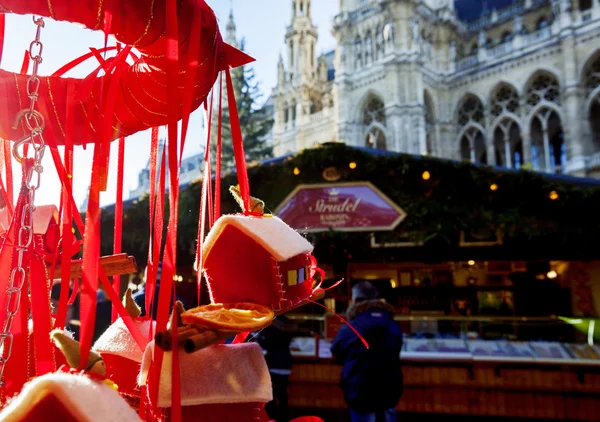 Personer på Julmarknad nära Rathaus (stadshuset), Vienna, — Stockfoto