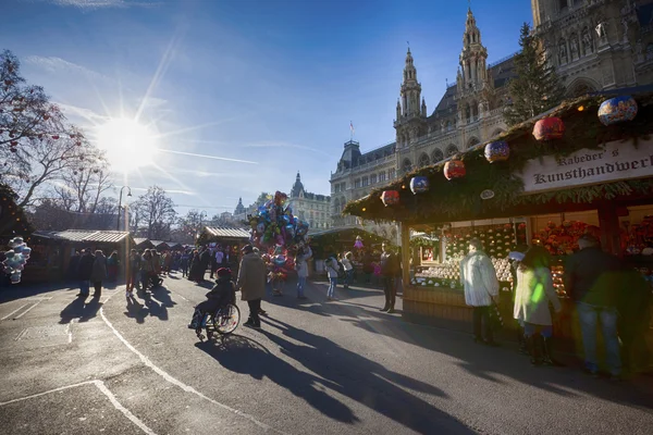 Ludzie na Jarmark bożonarodzeniowy, Vienna — Zdjęcie stockowe